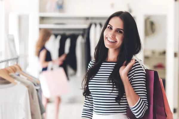 Mulher com sacos de compras — Fotografia de Stock