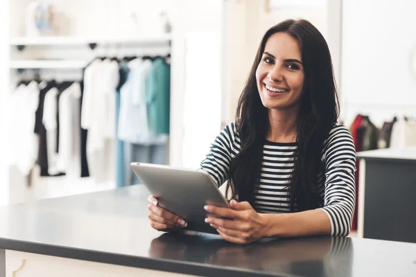 Mujer sosteniendo tableta digital —  Fotos de Stock