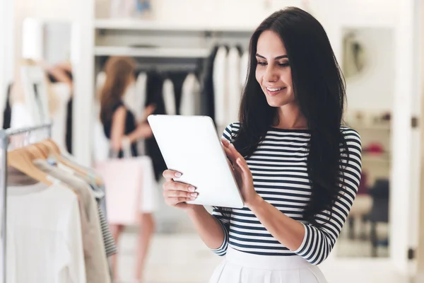 Mujer usando su tableta digital —  Fotos de Stock