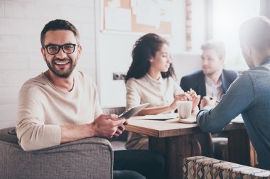 İş arkadaşlarıyla yakışıklı adam