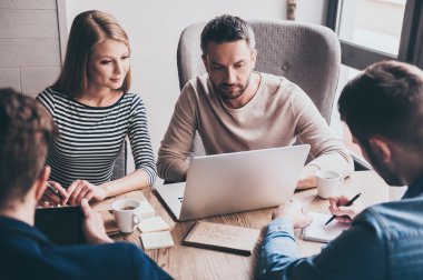 İş arkadaşlarıyla yakışıklı adam