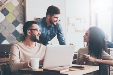 neşeli insanlar birbirlerine bakıyor