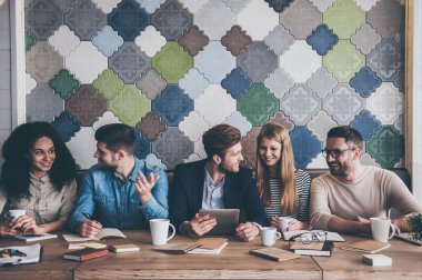 neşeli genç insanlar 