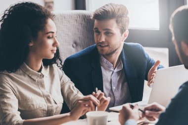 İş arkadaşlarıyla yakışıklı adam 