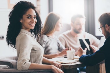 neşeli Afrikalı kadın