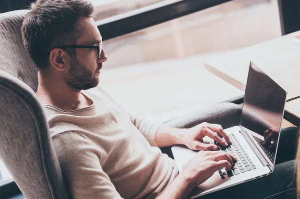 Kjekken mann som bruker laptopen sin – stockfoto