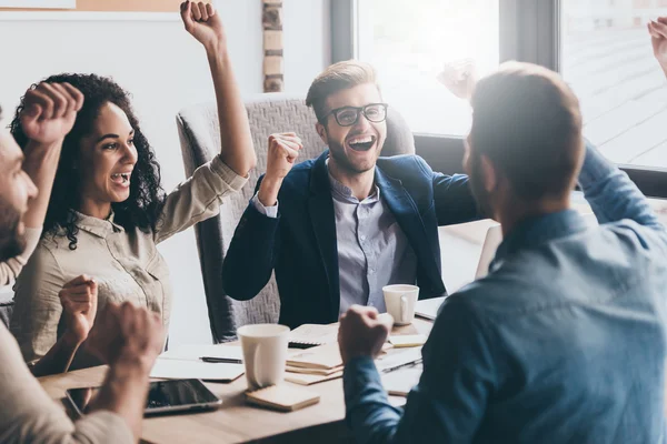 Gente que parece emocionada — Foto de Stock