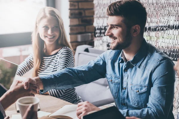 Men shaking hands — Stock Photo, Image