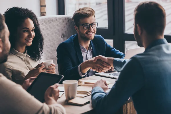 Men shaking hands — Stock Photo, Image