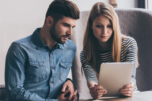 Frau zeigt ihr digitales Tablet — Stockfoto