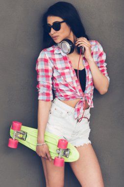 güzel bir genç kadın holding kaykay