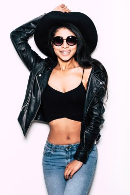 deri ceketi giyen güzel bir kadın