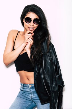 Güzel gülümseyen genç kadın 