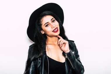 deri ceketli güzel genç kadın