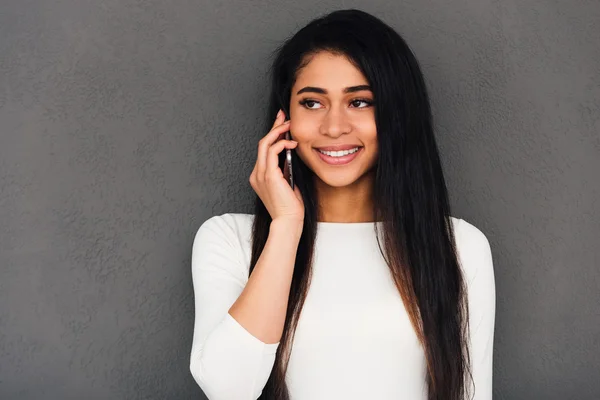 Atractiva mujer hablando en el teléfono móvil —  Fotos de Stock