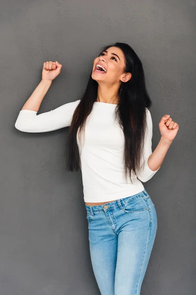 Aufgeregte junge Frau äußert sich positiv — Stockfoto