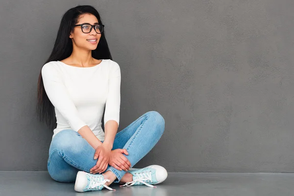 Attraktive junge Frau sitzt auf dem Boden — Stockfoto