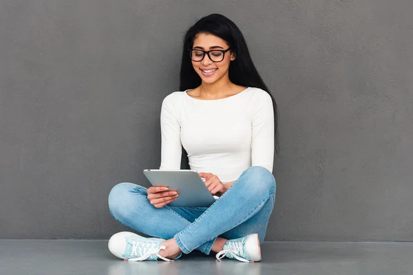 Aantrekkelijke vrouw kijken naar digitale Tablet — Stockfoto