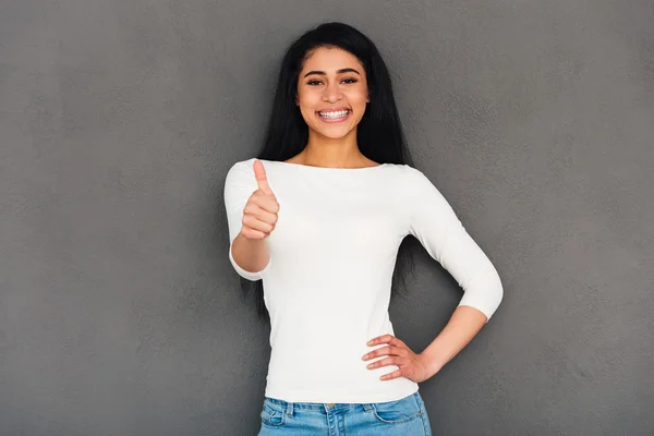 Atractiva mujer mostrando el pulgar hacia arriba — Foto de Stock