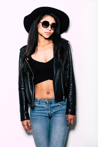 Beautiful woman in leather jacket and hat — Stockfoto