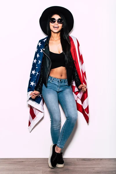 Jovem mulher carregando bandeira americana — Fotografia de Stock