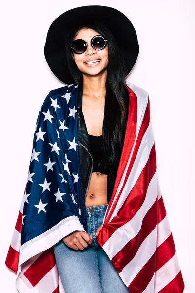 Beautiful woman carrying American flag — ストック写真