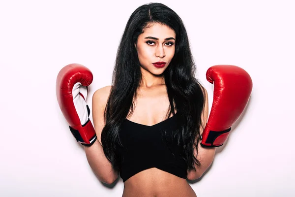 Hermosa mujer en guantes de boxeo rojos — Foto de Stock