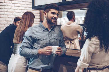 Barista geçen Kahve kupaları