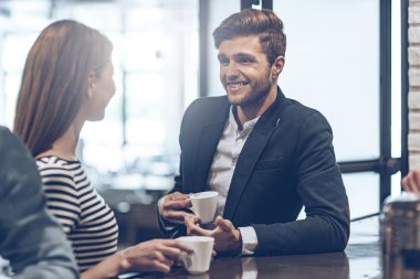 Yakışıklı erkek ve kadın, bar counter