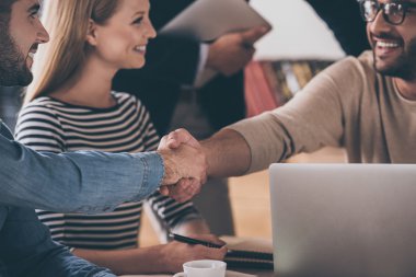 Erkekler tokalaşırken iş toplantısında