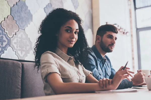 Belle femme à table de bureau avec collègue — Photo