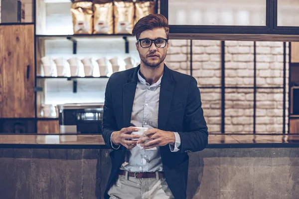 Mladý muž hospodářství káva pohár — Stock fotografie