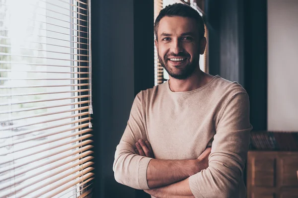 Guapo joven alegre hombre — Foto de Stock