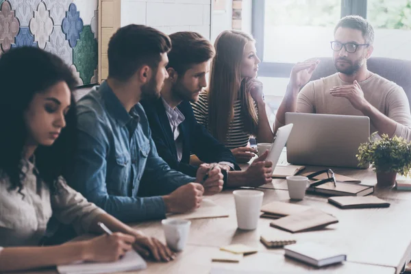 Man in glazen met collega's — Stockfoto