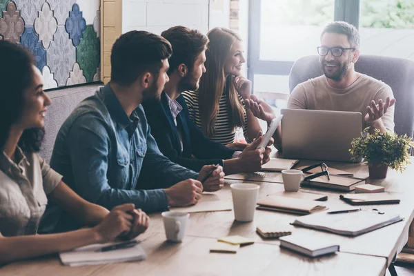 Reunión de negocios con compañeros de trabajo — Foto de Stock