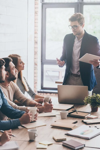 Reunión de negocios con compañeros de trabajo — Foto de Stock