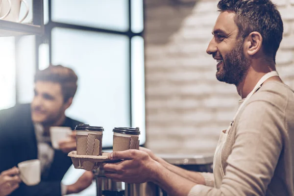 Barista passing coffee cups — Stock Photo, Image