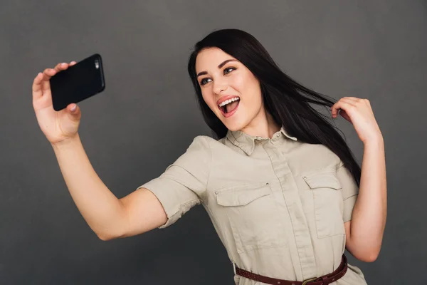 Beautiful young woman making selfie — Stock Photo, Image