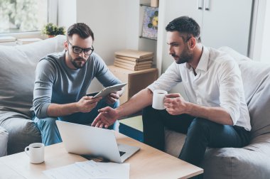 Ofiste iki adam var.