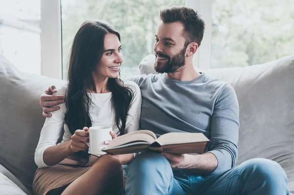 Couple reading a book — Stock Photo, Image