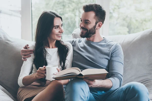 Paar lezen van een boek — Stockfoto