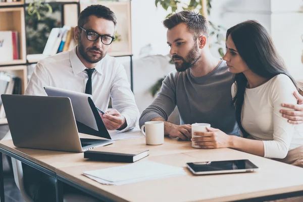 Paar vergadering consultant — Stockfoto