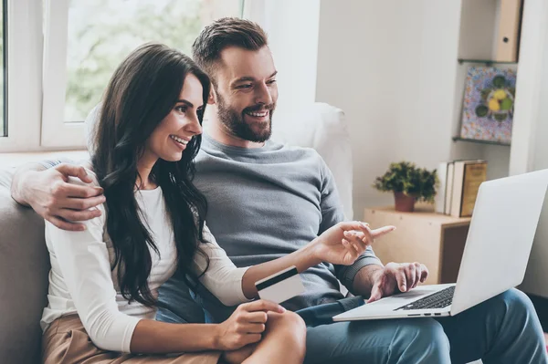 Paar met een laptop — Stockfoto