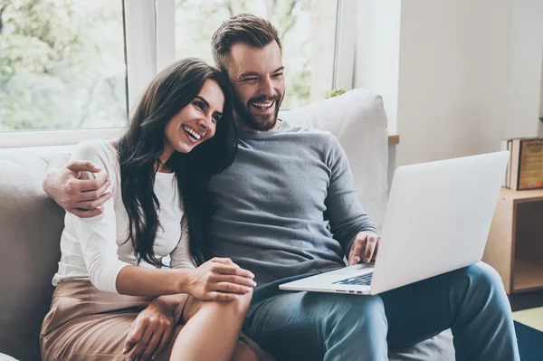 Kanepede bir dizüstü bilgisayar ile Çift