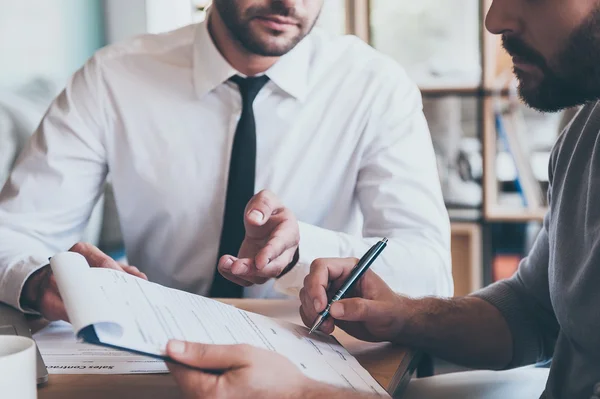 Due uomini che firmano documenti — Foto Stock