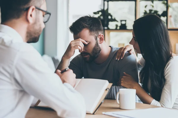 Paar vergadering consultant — Stockfoto