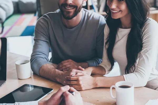 Casal conversando com um consultor — Fotografia de Stock