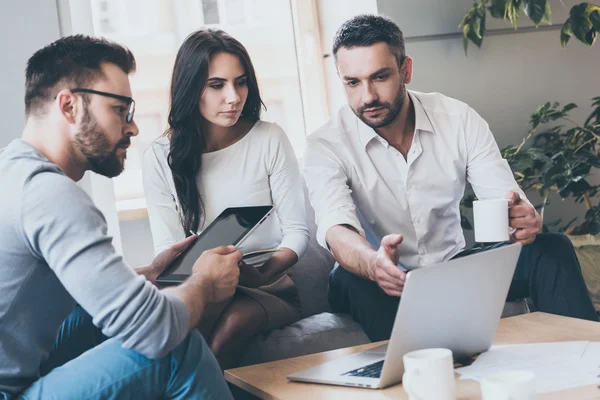 Casal conversando com um consultor — Fotografia de Stock