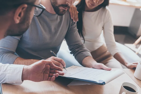 Pareja hablando con un consultor — Foto de Stock