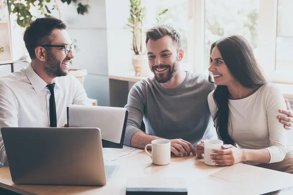 Casal conversando com um consultor — Fotografia de Stock